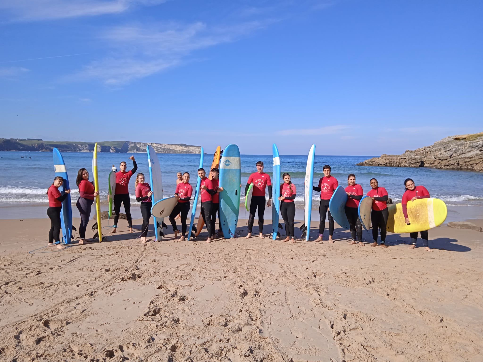 ?☀️ ¡Convivencia y surf en Suances! ?‍♀️?‍♂️