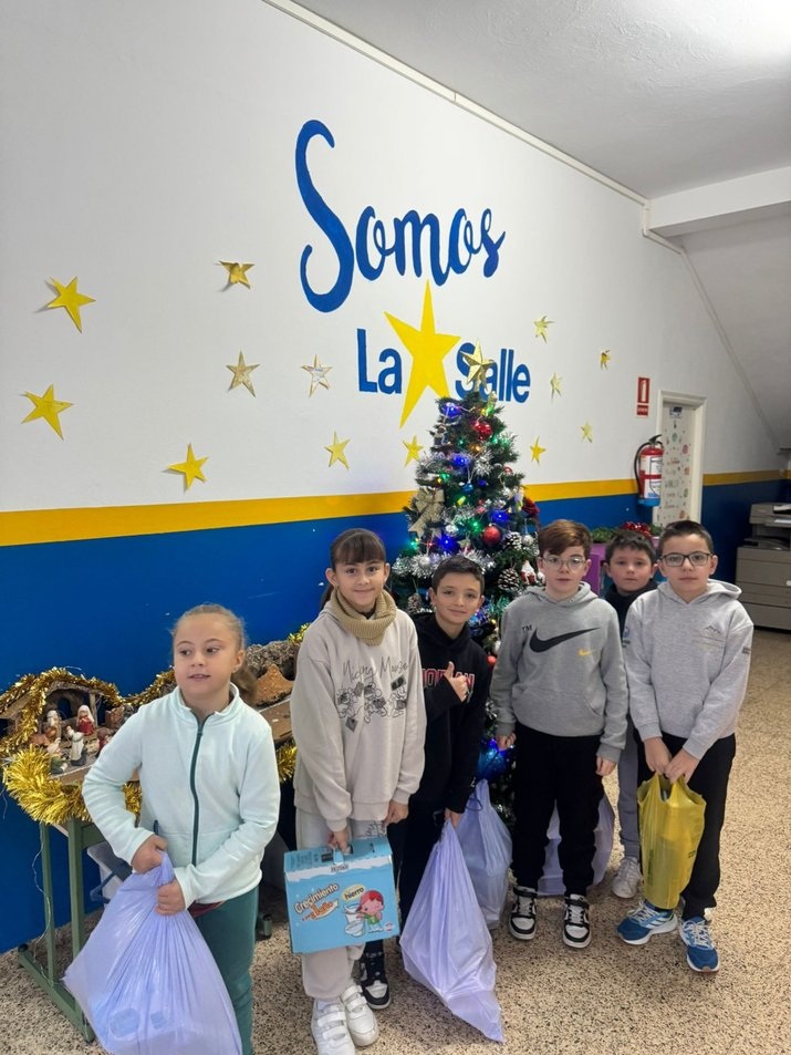 Alumnas de primaria en el colegio